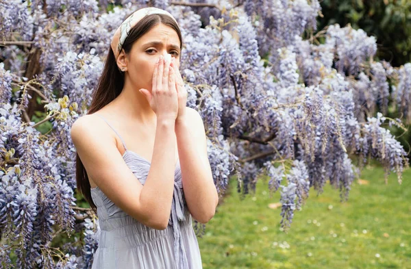 Alergia Primavera Chica Con Nariz Estornuda Concepto Síntoma Alérgico Mujer — Foto de Stock