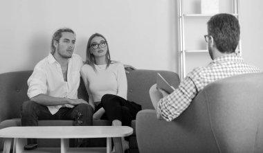 Çift, psikoloji tavsiyesi, yardım ve destek. Psikoloji terapisi, aile ruhsal sağlığı. Aile psikoloji oturumunda