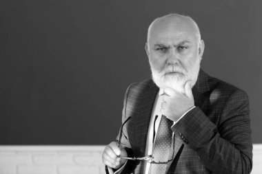 Yaşlı düşünce öğretmeni. Halk bilimadamı işgal kavramı