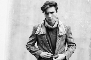 Kendine güvenen yakışıklı iş adamı portresi. Profesyonel model ve profesyonel fotoğraf çekimi.