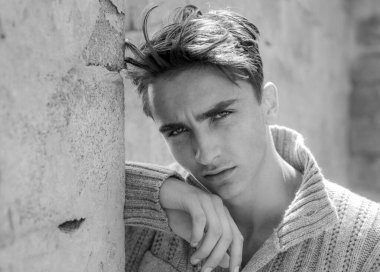 Gri arka planda genç adamın yakın çekimi. Erkek moda konsepti