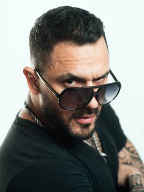 Gri arka planda mutlu bir adamın portresi. Erkek yüzü yakın çekim. Ham maldan yüksek kalite. Başarılı İspanyol adam.