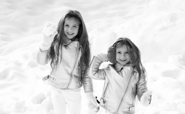 Twee Kleine Meisjes Die Winter Sneeuw Spelen Sneeuwbal Gevecht Winterkinderen — Stockfoto