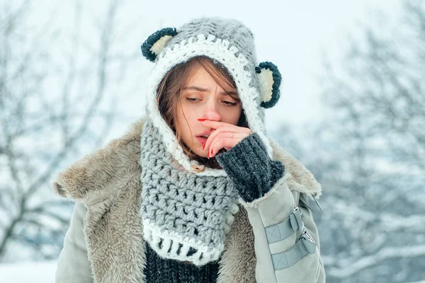 Gripe Fría Temporada Invierno Secreción Nasal Mostrando Una Mujer Enferma — Foto de Stock
