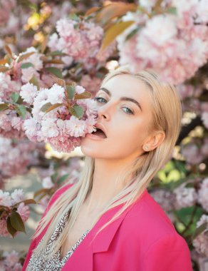 Seksi genç bayanın bir özelliği. Bahar kızlarının gülen yüzü.