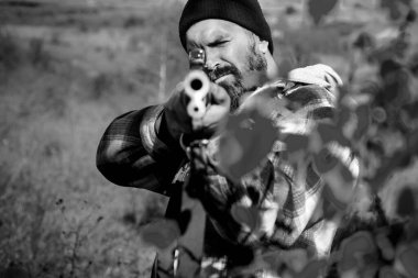 Sonbahar av sezonu. Açık havada avcılık keskin nişancılar karabina kapatın. Avcı avda av tüfeği tabancası ile. Sınır tanımayan avlanmak. Ormanda Kaçak Avcı