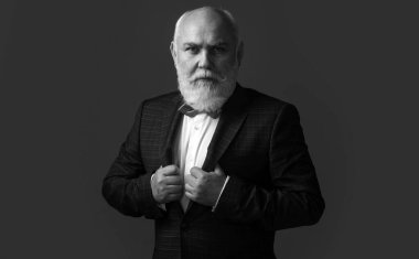 Orta yaşlı bir adam. Takım Elbiseli Ciddi Kıdemli Adam. Büyükbaba.