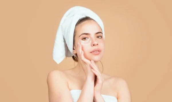 Ansiktsbehandling Kosmetologi Skönhet Och Spa Flicka Tillämpa Hudvård Grädde Ansiktet — Stockfoto