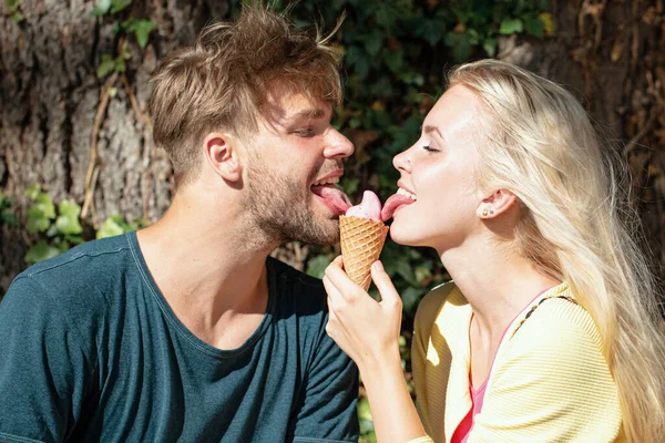 Χαριτωμένο Ζευγάρι Ρομαντικά Ραντεβού Και Τρώγοντας Παγωτό Νεαρά Ζευγάρια Μοιράζονται — Φωτογραφία Αρχείου