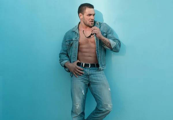 男ジーンズストリートスタイル 裸の男の体 セクシーな筋肉質の男 ヌードAbs — ストック写真