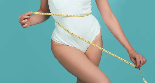 Női Derék Szalaggal Fogyás Női Modell Testápoló Egy Fogja Mérőórát — Stock Fotó