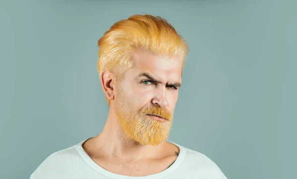 Porträtt Allvarlig Skäggig Man Barbershop Färgat Skägg Och Mustasch Stilig — Stockfoto
