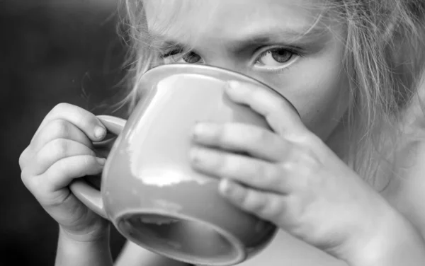 Dziewczyna Coś Pije Wody Sok Mleko Szczęśliwe Dziecko Lecie Naturze — Zdjęcie stockowe