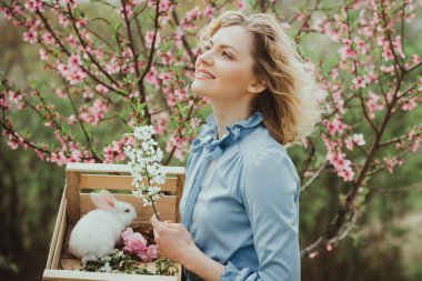 Bahar günü. Çiçek eken kadın. Arka planda güzel bir kadın Bir bahar günü çiçeklerle