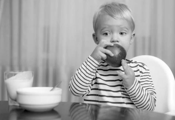 Babyvoeding Eet Gezond Peuter Neemt Een Snack Gezonde Voeding Vitamine — Stockfoto