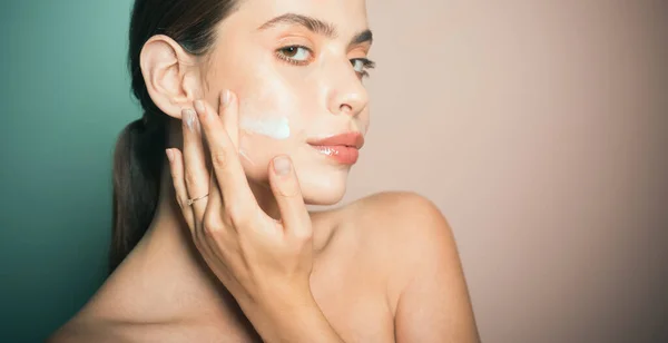 肌に保湿剤でクリームや化粧水を塗るセクシーな健康的な女性 完全に純粋な肌 健康的で健康的なコンセプト 自然の美しさと概念を構成しない — ストック写真