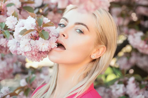 Krásná Dívka Růžové Květy Létě Květ Park — Stock fotografie