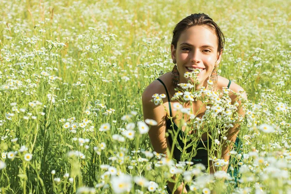 Yaz Tarlasında Bahar Kızı Sağlıklı Nefes Alma Kavramı Doğayla Bütünlük — Stok fotoğraf