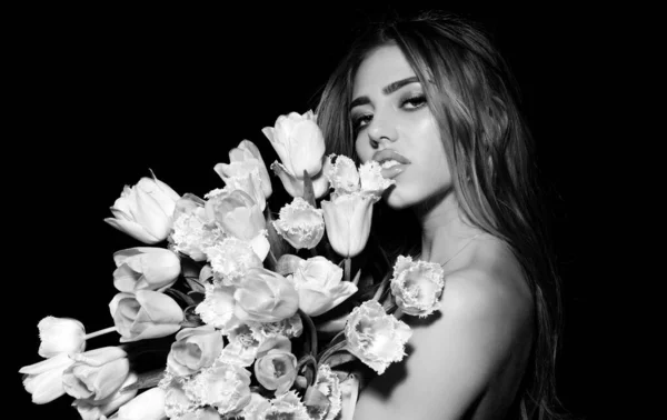 チューリップの花の花束とファッション若い女性 — ストック写真