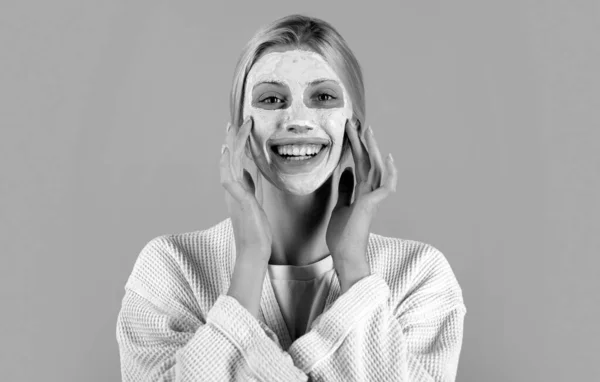 Estilo Vida Saludable Autocuidado Chica Escalofriante Haciendo Máscara Facial Arcilla —  Fotos de Stock