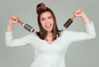 Komik kadın sağlıklı saçlarını tarıyor. Sağlıklı, uzun, düz kadın saçı, yakın çekim.