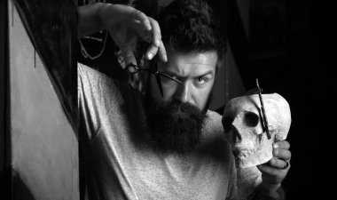 Berber dükkanında kuaförü ziyaret eden kıdemli adam. Sakal şekillendirme ve kesme. Sakallı adam ya da hipster. Portre sakallı adam. Berber dükkanında harika zaman. Berber dükkanı vintage