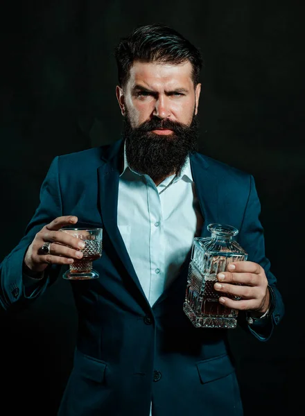 Radosny Brodaty Mężczyzna Pije Drogą Whisky Pewny Siebie Dobrze Ubrany — Zdjęcie stockowe