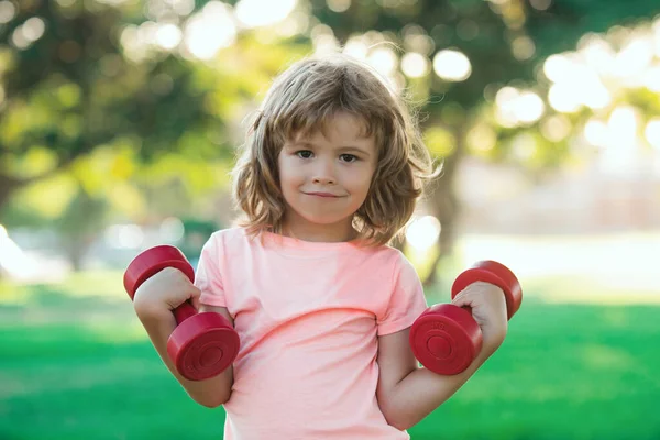 Sportkind Mit Starken Bizeps Muskeln Kinder Üben Fitnesshanteln Starker Kleiner — Stockfoto