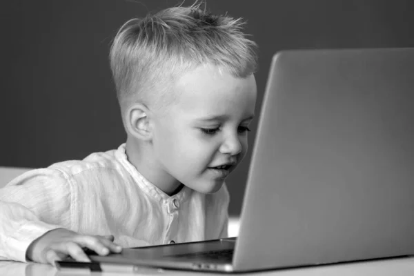 Kleine Student Die Laptop Computer Gebruikt Klas Grappige Blonde Pupil — Stockfoto