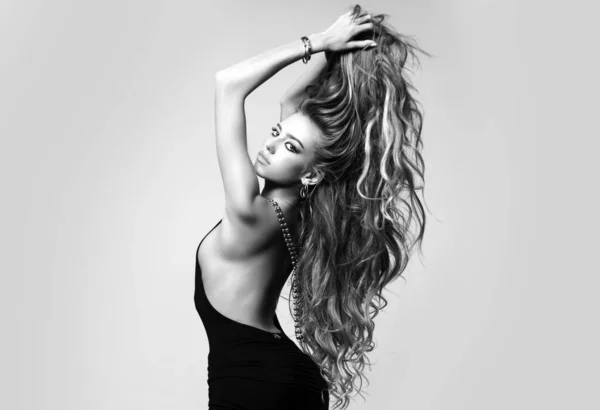 Чувственная Девушка Длинными Блестящими Волнистыми Волосами Красивая Женщина Модель Кудрявой — стоковое фото