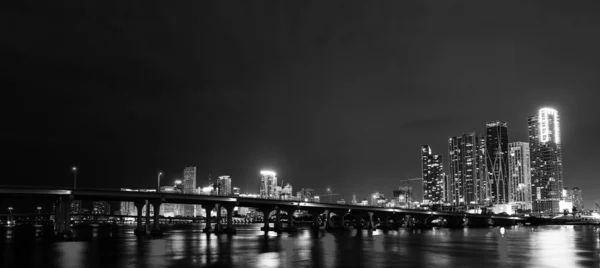 迈阿密市中心的夜晚佛罗里达州迈阿密 日落全景 Biscayne湾有五彩斑斓的商业 住宅建筑和桥梁 — 图库照片