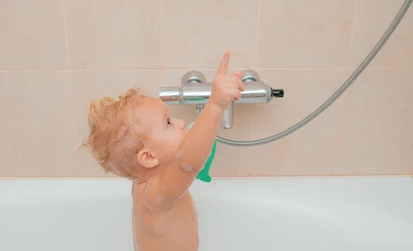 Bebê Feliz Ter Banho Brincar Com Brinquedos Crianças Sabão Banho — Fotografia de Stock