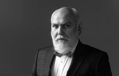 Ciddi bir son sınıf öğrencisi. Orta yaşlı bir adam. Büyükbaba.