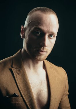 Duygusuz bir gencin yüzüne yakından bak. Kendine güvenen bir Orta Doğulu iş adamının yakın portresi. Başarılı Orta Doğulu iş adamı