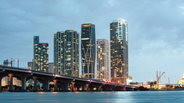 Florida Miami gece silueti. ABD şehir merkezi gökdelenler manzara, gece yarısı kasabası