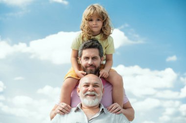 İnsanların portresi. Büyükbaba ve torun gökyüzünde. Babalar Günü konsepti. Farklı yaşlardaki erkekler. Komik adamlar.