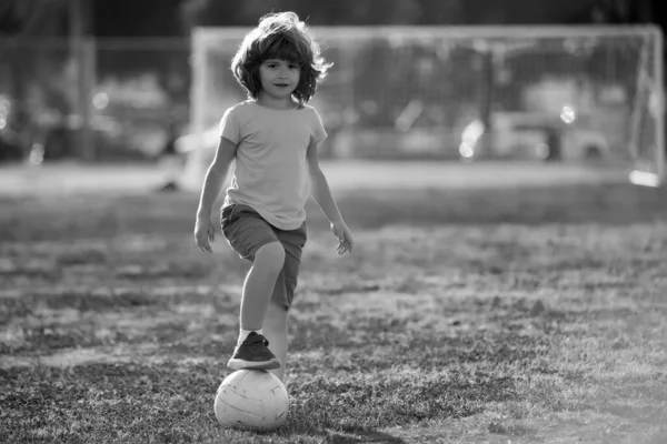 Bambini Calcio Bambino Ragazzo Giocare Calcio All Aperto Ragazzo Con — Foto Stock
