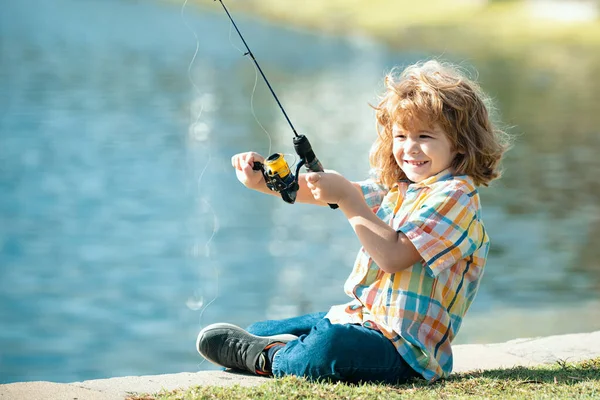若い漁師だ 子供釣り 川でスピナーを持つ子供 湖の上にロッドで興奮した少年釣り桟橋の肖像画 釣りの概念 — ストック写真