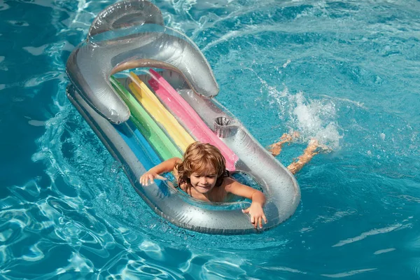 夏休みだ 水泳プールの少年 インフレータブルゴムマットレスの上で笑顔の子供 — ストック写真