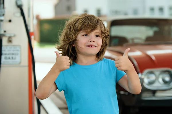 Παιδί Ανεφοδιάζει Αυτοκίνητο Βενζινάδικο Κόκκινο Ρετρό Αυτοκίνητο — Φωτογραφία Αρχείου