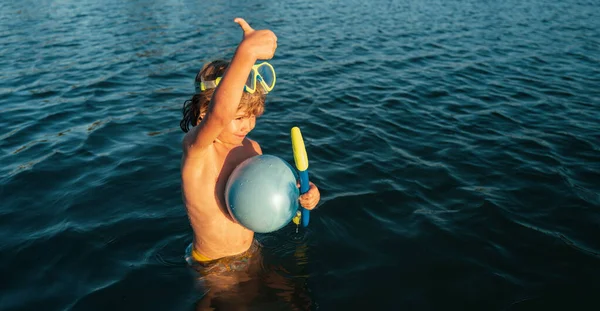 Παιδί Κολυμπάει Στην Παραλία Στις Καλοκαιρινές Διακοπές Παιδί Στη Θάλασσα — Φωτογραφία Αρχείου