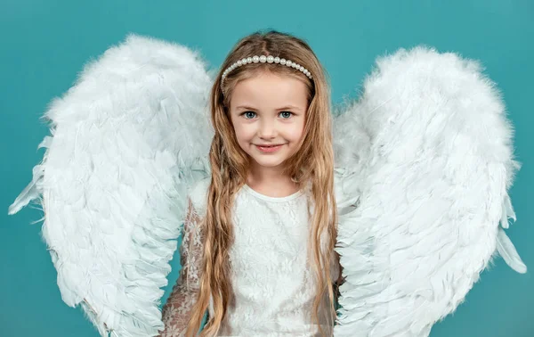 白いドレスのかわいい子供の女の子が色の背景の上に立っている 美しい天使だキューピッドのように白い翼のかわいい幼児の女の子 バレンタインデー — ストック写真