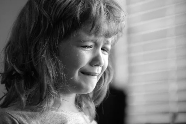Zamknij Buźkę Płaczącego Chłopca Smutne Dziecko Łzami Domu — Zdjęcie stockowe