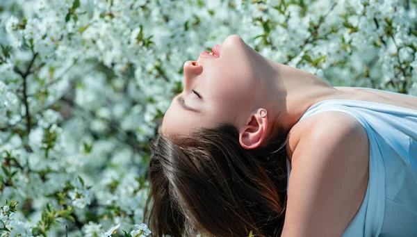 Frühjahrsmodekonzept Schönes Mädchen Auf Grünem Frühling Garten Hintergrund — Stockfoto