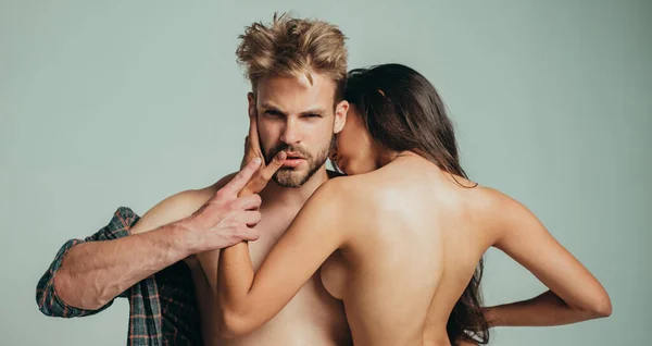 Sexy Mladý Pár Svlečený Muž Žena Bez Košile Objímají Studio — Stock fotografie