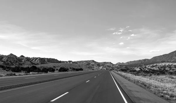 公路上的旅行度假 全景天际线 道路空旷 — 图库照片
