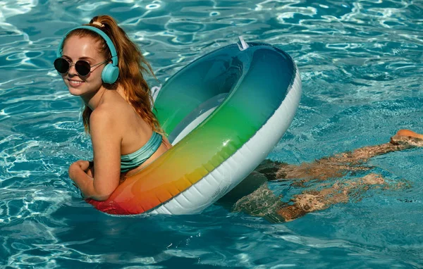 夏天的年轻女人享受日光浴 泳衣女子在游泳池内可充气圆圈 — 图库照片