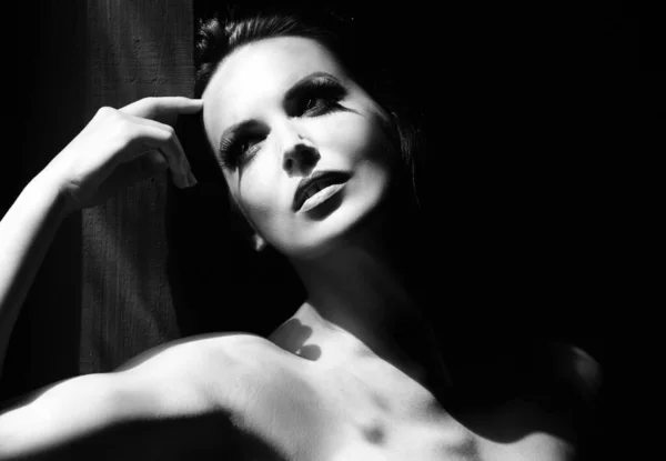 官能的な女の子 魅惑的で官能的に見える美しい女性モデルの肖像 黒で隔離された劇的なスタジオライトと美しさの顔 — ストック写真