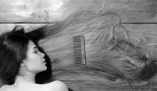 ゴージャスな髪巻き毛髪を持つモデル ヘアサロンのコンセプト ケアとヘア製品 シャンプーとコンディショナー プロのケア 見事な美しさ 木製の背景に長い髪を持つ女性 — ストック写真