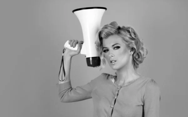 Retro Tarzı Sarışın Bir Kadın Megafonla Bağırıyor Pazarlama Veya Satış — Stok fotoğraf